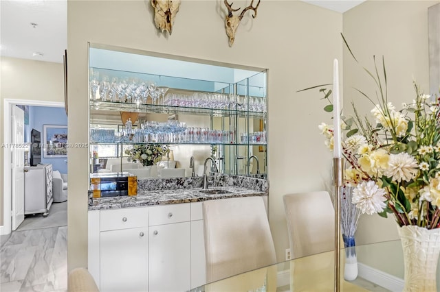 6121 SE Landing Way Unit 13, Stuart, FL 34997 - view of indoor wet bar