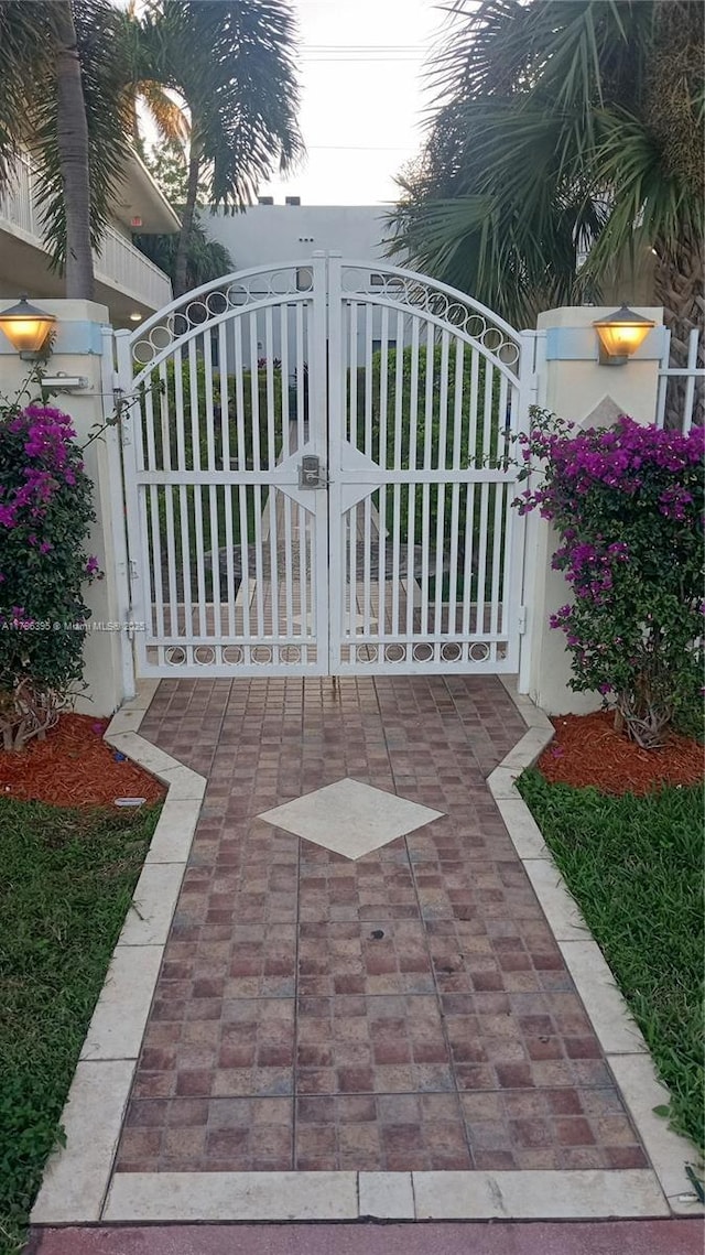 1950 Biarritz Dr Unit 1, Miami Beach, FL 33141 - view of gate