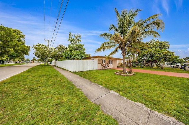6200 Wiley St, Hollywood, FL 33023 - view of front facade featuring stucco siding, fence, and a front yard