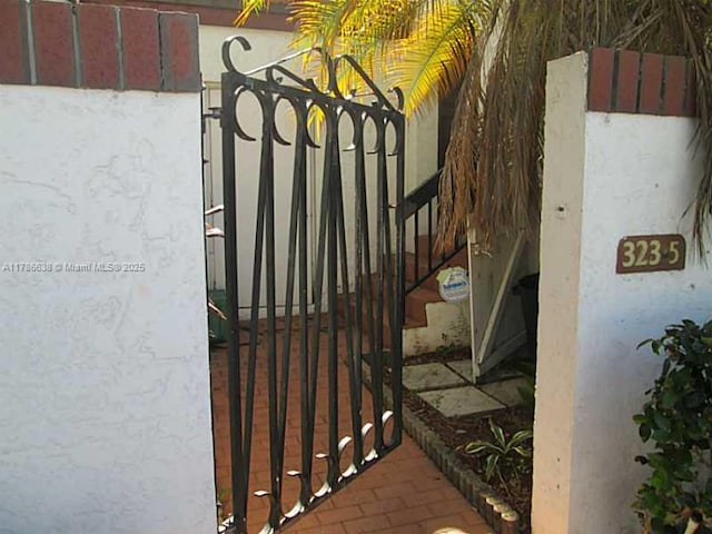 323 Ives Dairy Rd Unit 323-05, Miami, FL 33179 - view of gate