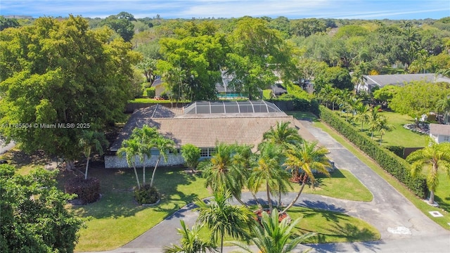 birds eye view of property featuring a forest view