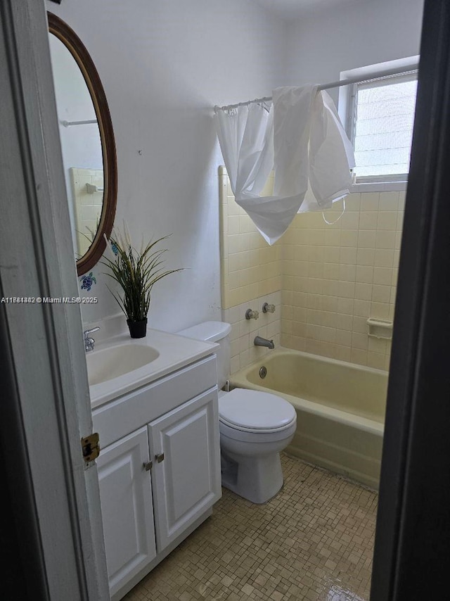 200 76th St Unit 57, Miami Beach, FL 33141 - full bathroom with toilet, vanity, and shower / tub combination