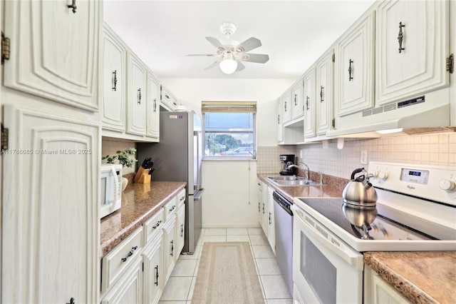 kitchen with stainless steel appliances, under cabinet range hood, backsplash, ceiling fan, and a sink