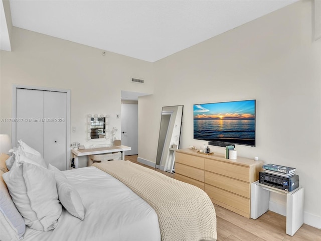 20191 E Country Club Dr Unit 311, Aventura, FL 33180 - bedroom featuring baseboards, light wood-style flooring, and visible vents