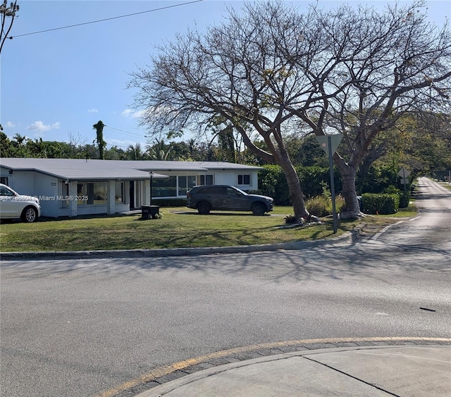 ranch-style house featuring a front yard