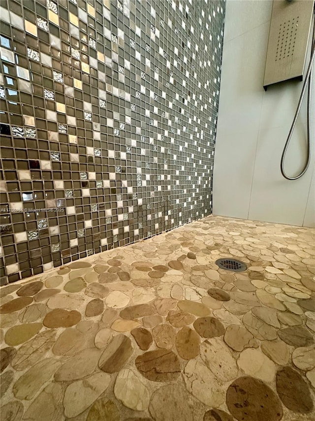 5424 Garfield St, Hollywood, FL 33021 - details featuring a tile shower