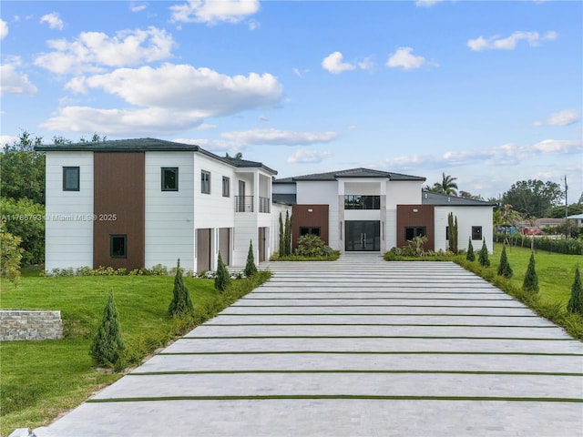 view of front of property with a front yard
