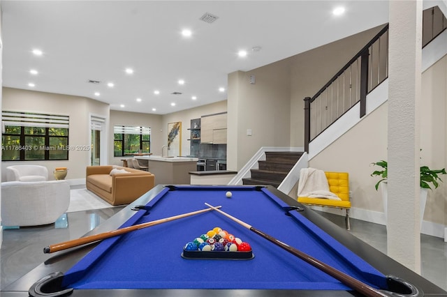 playroom with recessed lighting, visible vents, baseboards, and a sink
