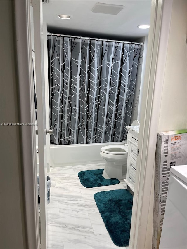 full bathroom featuring shower / bath combo with shower curtain, toilet, recessed lighting, and vanity