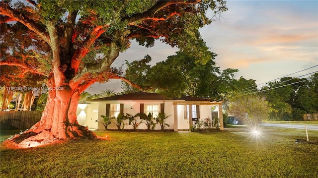 view of front of property featuring a front lawn and stucco siding