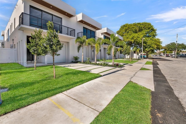 915 NE 17th Ter, Fort Lauderdale, FL 33304 - modern home featuring a front yard and stucco siding