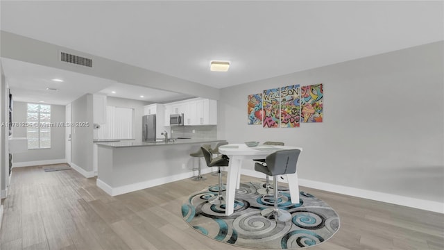 dining area featuring visible vents, baseboards, recessed lighting, and light wood-style floors