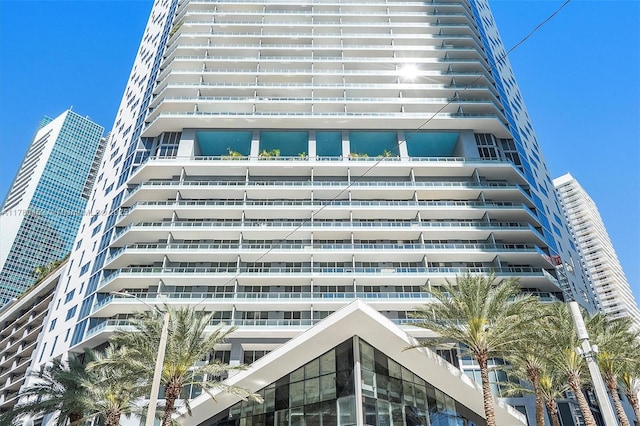 view of apartment building / complex