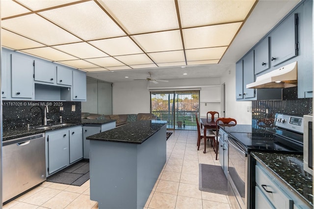 3111 Coral Springs Dr Unit 211, Coral Springs, FL 33065 - kitchen with stainless steel appliances, under cabinet range hood, a sink, tasteful backsplash, and a drop ceiling