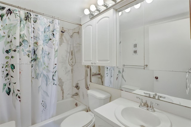 full bath with shower / tub combo with curtain, vanity, and toilet