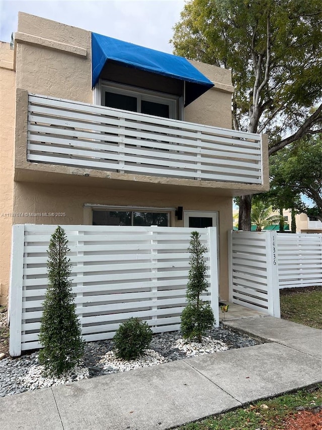 exterior space featuring fence private yard