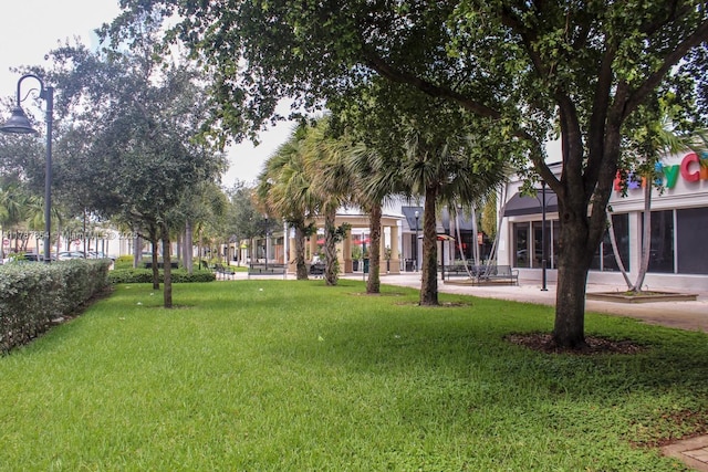 18800 NE 29th Ave Unit 1028, Aventura, FL 33180 - surrounding community featuring a lawn