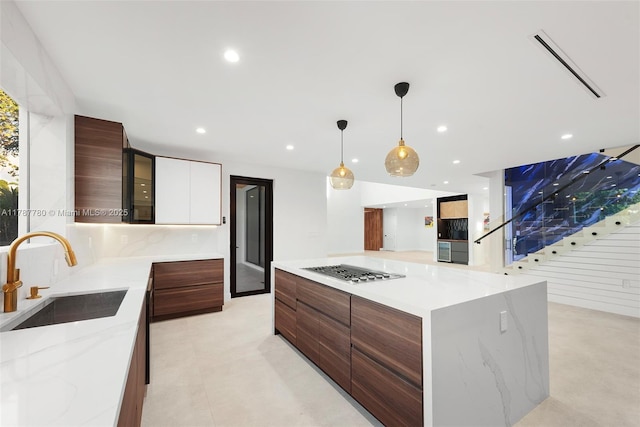 kitchen featuring a sink, stainless steel gas stovetop, modern cabinets, visible vents, and recessed lighting