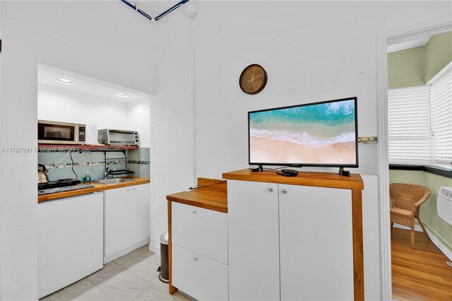 255 W 24th St Unit 136, Miami Beach, FL 33140 - bar featuring stainless steel microwave, tasteful backsplash, recessed lighting, and a sink
