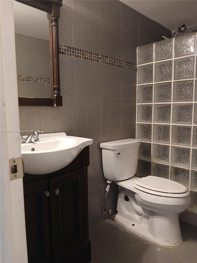 5950 Del Lago Cir Unit 112, Sunrise, FL 33313 - bathroom with tile walls, vanity, and tiled shower