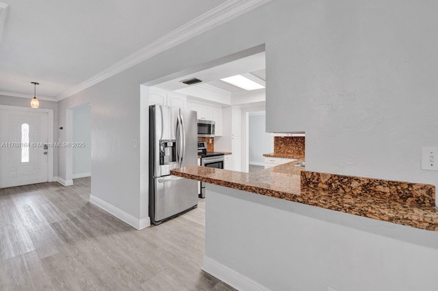 5031 SW 88th Ter, Cooper City, FL 33328 - kitchen featuring appliances with stainless steel finishes, white cabinetry, light wood-style floors, crown molding, and a peninsula