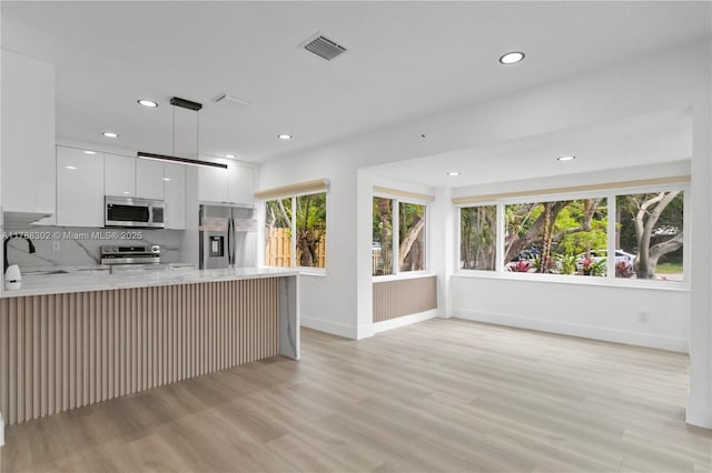 kitchen featuring modern cabinets, stainless steel appliances, baseboards, visible vents, and recessed lighting