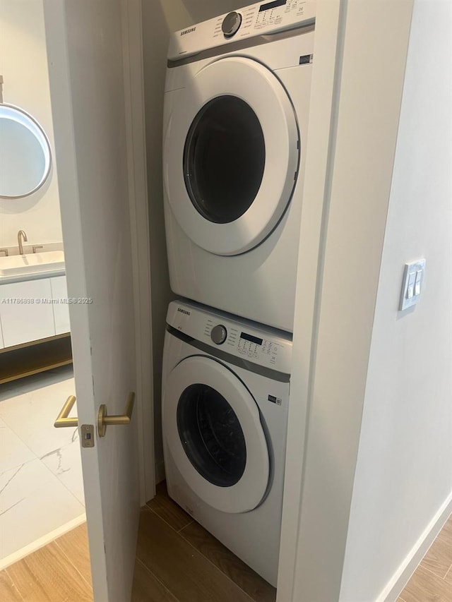 2655 S Bayshore Dr Unit 1607, Miami, FL 33133 - laundry room featuring a sink, wood finished floors, and stacked washer / dryer
