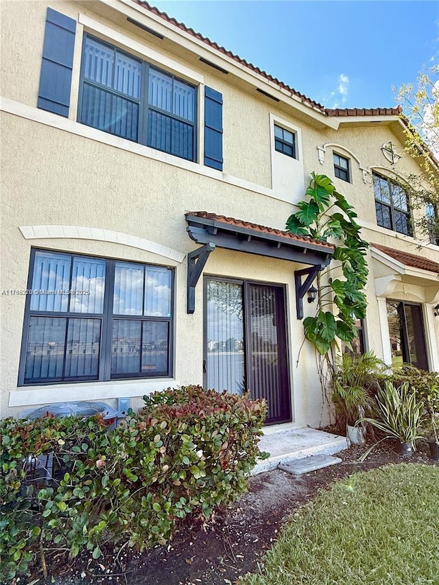 1047 NW 33rd Mnr, Pompano Beach, FL 33064 - multi unit property with stucco siding and a tile roof