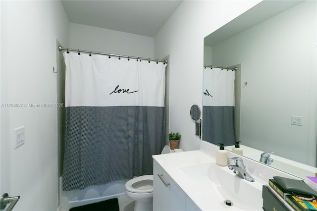 full bath with shower / tub combo with curtain, toilet, and vanity