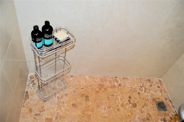 details featuring visible vents and tiled shower