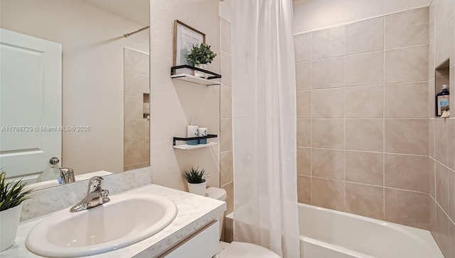 1472 NE 3rd Ave, Florida City, FL 33034 - full bath featuring shower / bath combo, vanity, and toilet