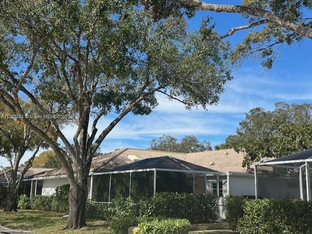 3903 Water Oak Ct, Palm Beach Gardens, FL 33410 - back of house featuring glass enclosure