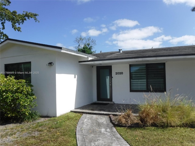 view of front facade featuring stucco siding