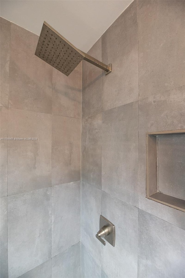 room details featuring a tile shower
