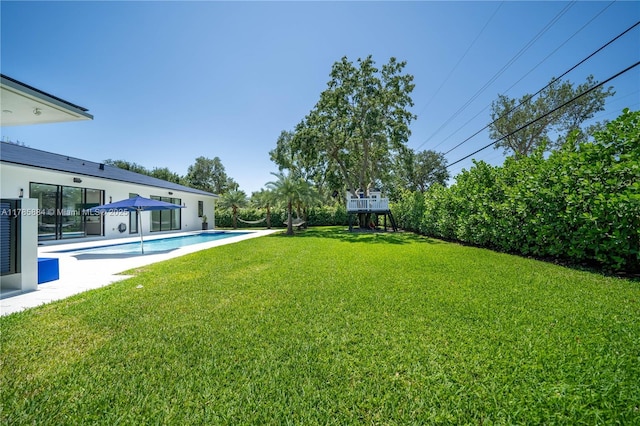 view of yard featuring an outdoor pool