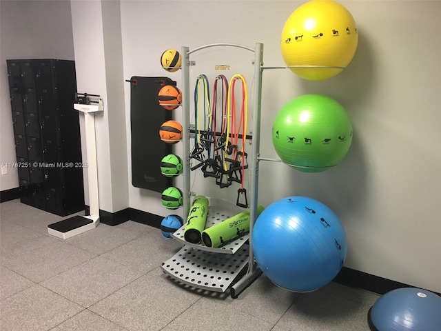 exercise area featuring baseboards