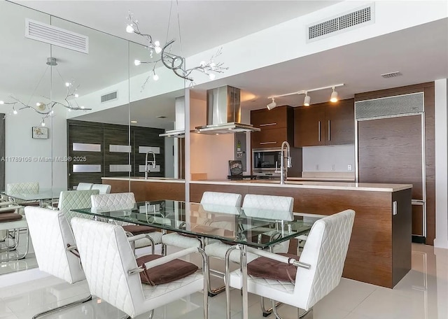 dining space featuring visible vents and an inviting chandelier