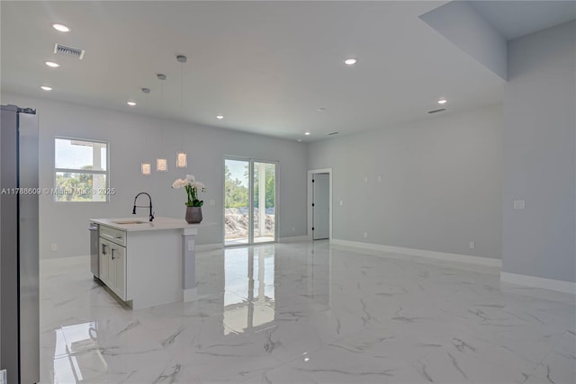 living area featuring recessed lighting, visible vents, marble finish floor, and baseboards