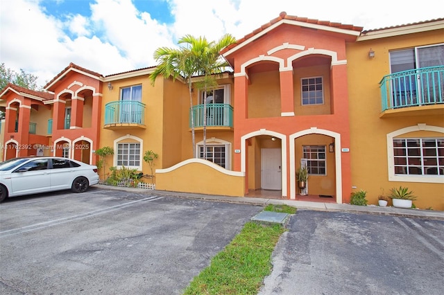 7225 NW 173rd Dr Unit 904-9, Hialeah, FL 33015 - view of front facade featuring stucco siding and uncovered parking