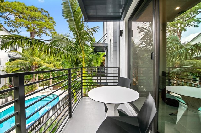 625 NE 22nd Dr, Wilton Manors, FL 33305 - balcony with view of pool