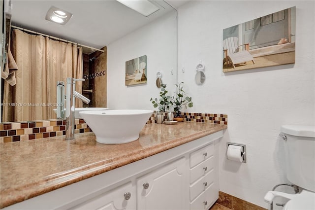 2671 S Course Dr Unit 409, Pompano Beach, FL 33069 - full bath with backsplash, toilet, vanity, and a shower with shower curtain