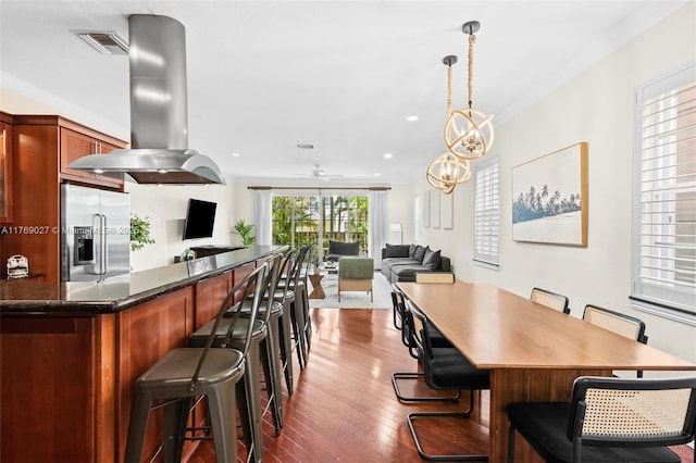 dining room featuring recessed lighting, visible vents, a ceiling fan, crown molding, and dark wood-style flooring
