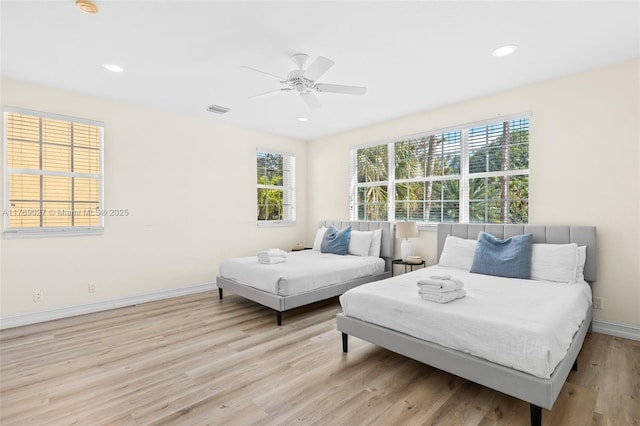 living area featuring light wood-style flooring, visible vents, baseboards, recessed lighting, and ceiling fan