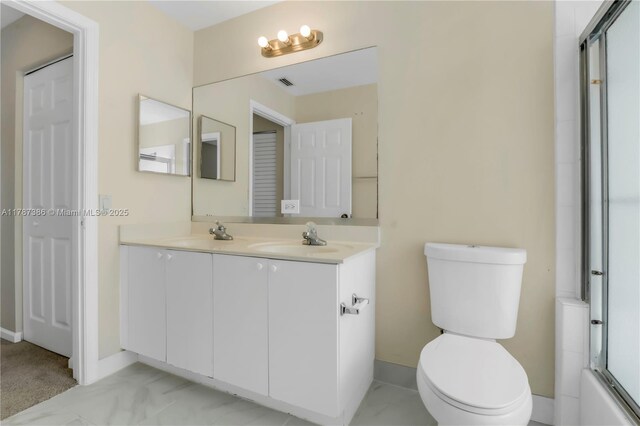 full bath with toilet, a shower with door, a sink, and baseboards