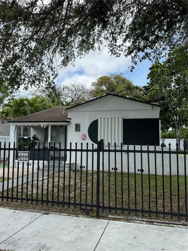 view of front of home featuring a fenced front yard