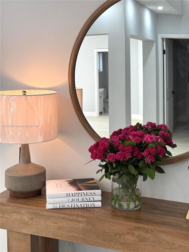 room details featuring arched walkways