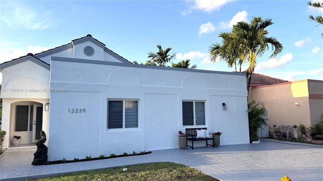 view of front facade featuring stucco siding