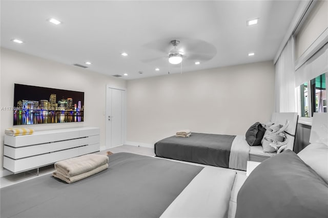 living room with recessed lighting, ceiling fan, visible vents, and baseboards