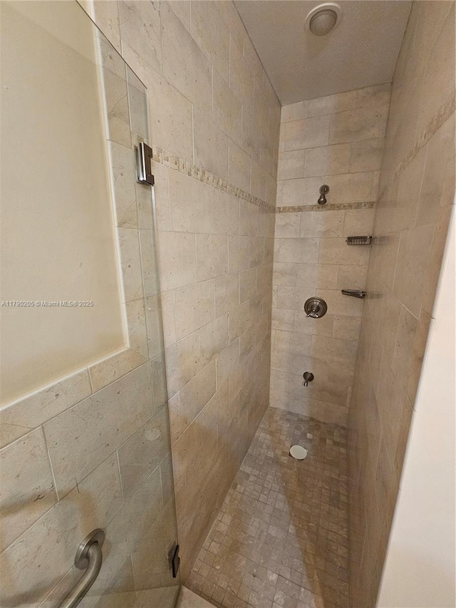 bathroom featuring a tile shower