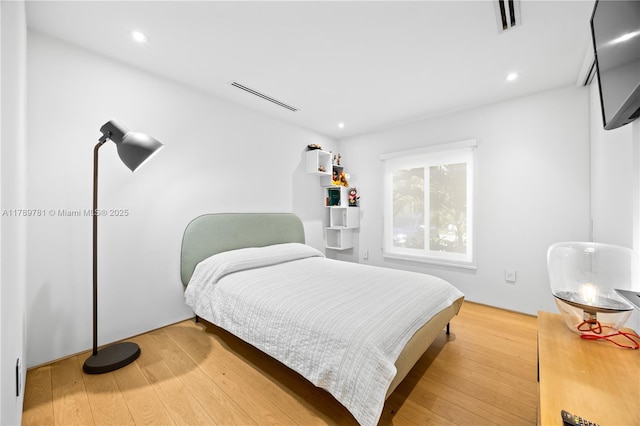 bedroom featuring visible vents, light wood finished floors, and recessed lighting